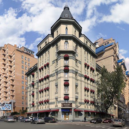 Senator Victory Square Aparthotel Kyiv Exterior photo